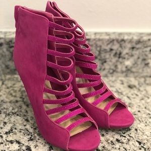 Anne Michelle Fuchsia Pumps